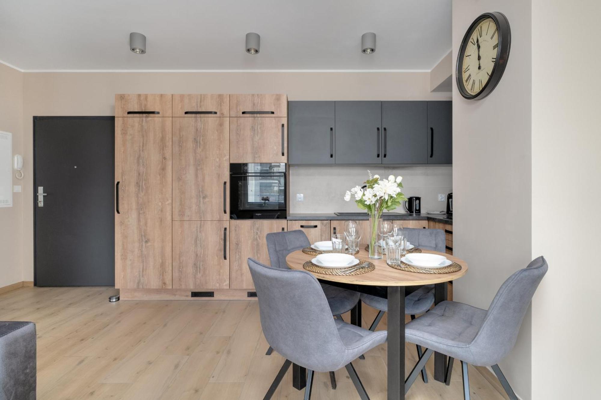 Cosy And Bright Apartment With Parking In Poznan By Noclegi Renters المظهر الخارجي الصورة